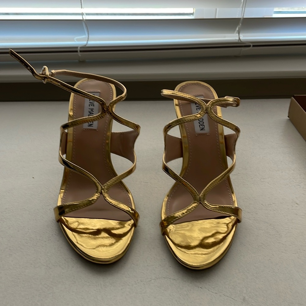 Steve Madden Garcia gold shoe